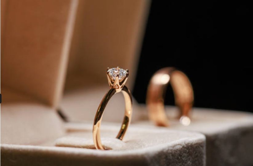 Why Are Moss Agate Engagement Rings Gaining Popularity?